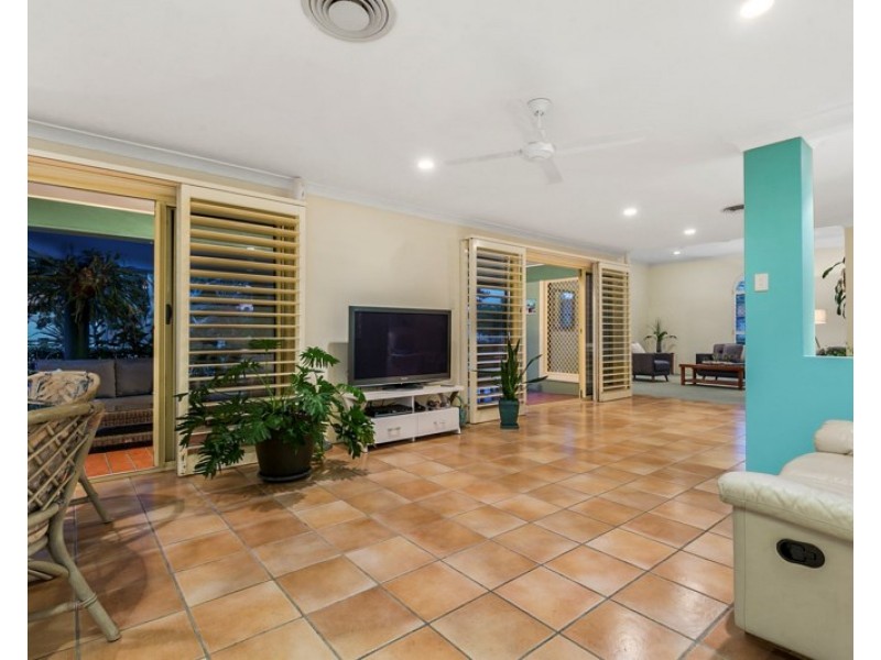 3 Sorrento Close, Carindale QLD 4152
