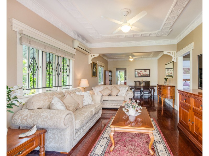 20 Curlewis Street, Holland Park West QLD 4121