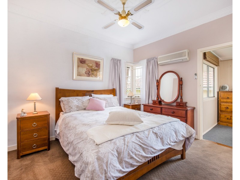 20 Curlewis Street, Holland Park West QLD 4121