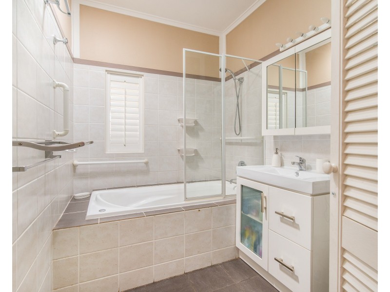 20 Curlewis Street, Holland Park West QLD 4121
