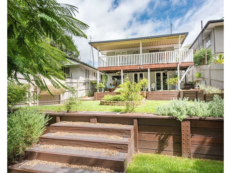 32 Dobbs Street, Holland Park West QLD 4121