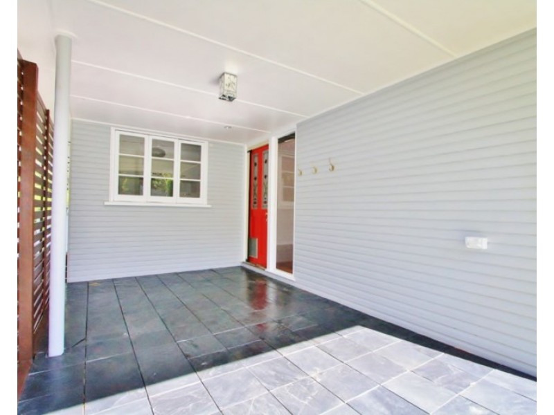32 Dobbs Street, Holland Park West QLD 4121