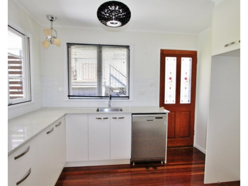 32 Dobbs Street, Holland Park West QLD 4121
