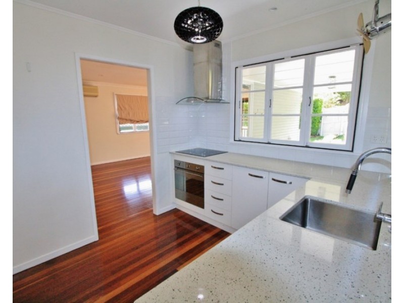 32 Dobbs Street, Holland Park West QLD 4121