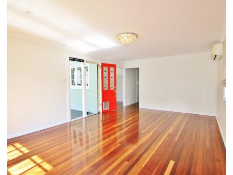32 Dobbs Street, Holland Park West QLD 4121