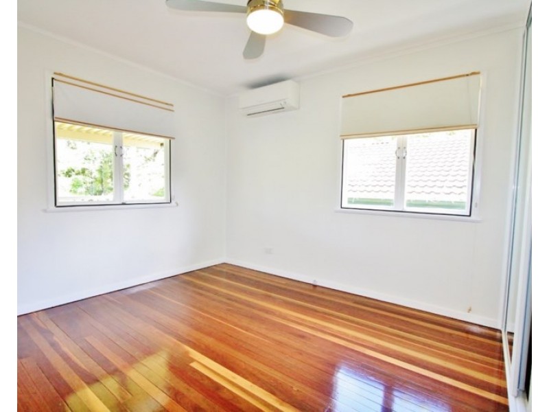 32 Dobbs Street, Holland Park West QLD 4121