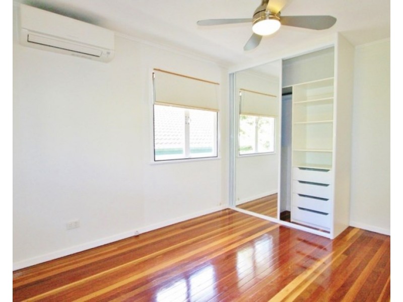 32 Dobbs Street, Holland Park West QLD 4121