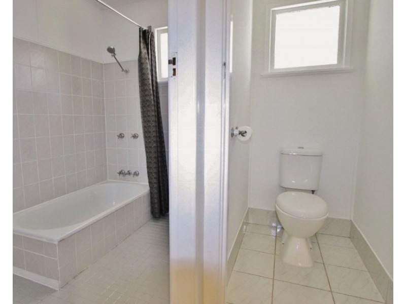 32 Dobbs Street, Holland Park West QLD 4121