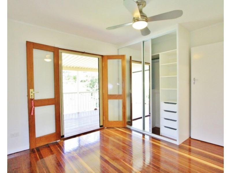 32 Dobbs Street, Holland Park West QLD 4121