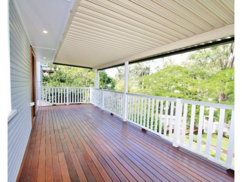 32 Dobbs Street, Holland Park West QLD 4121