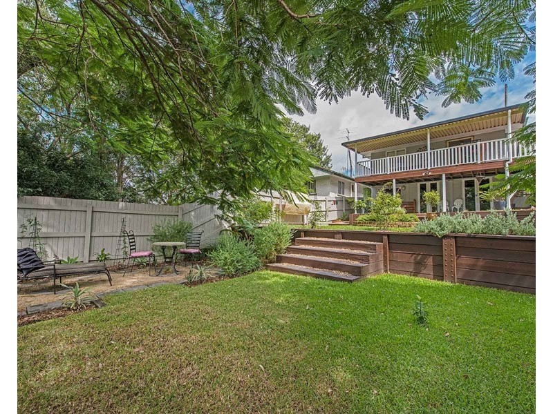 32 Dobbs Street, Holland Park West QLD 4121