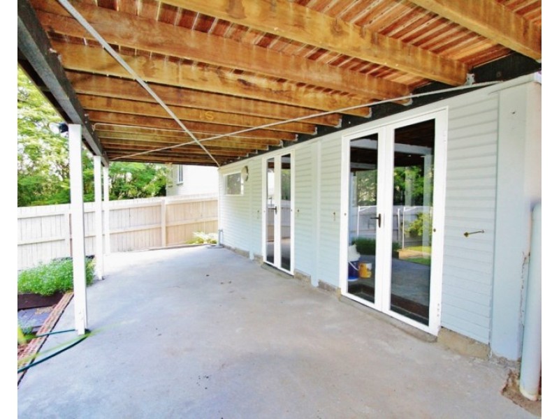 32 Dobbs Street, Holland Park West QLD 4121