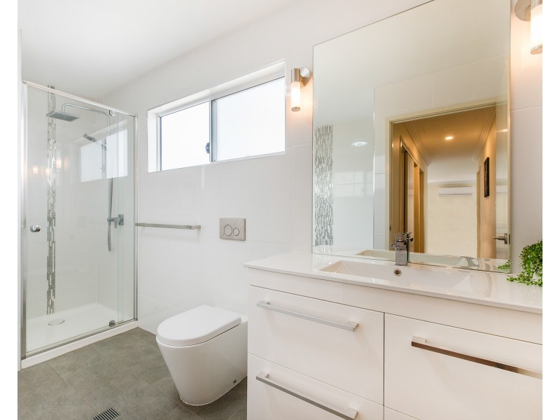 21 David Road, Holland Park QLD 4121