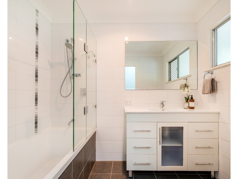 25 Dobbs Street, Holland Park West QLD 4121