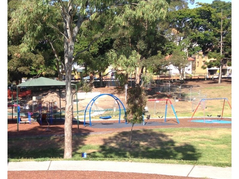 39 Holland Road, Holland Park QLD 4121