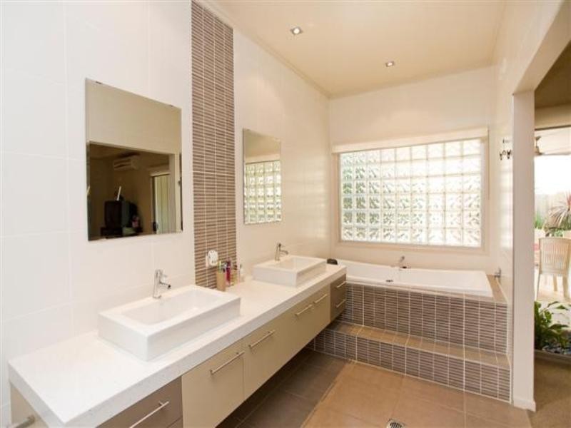 52 Framont Avenue, Holland Park QLD 4121