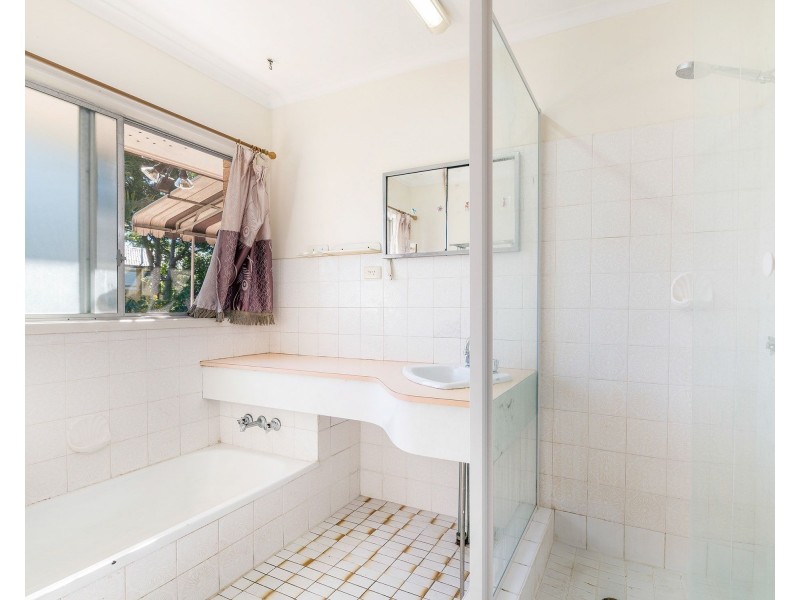 274 Broadwater Road, Mansfield QLD 4122