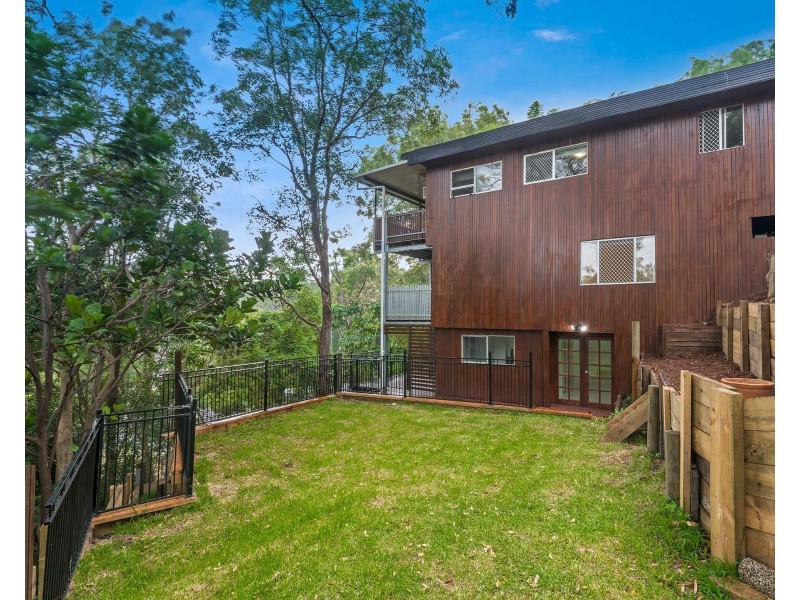 15 Cluden Street, Holland Park West QLD 4121