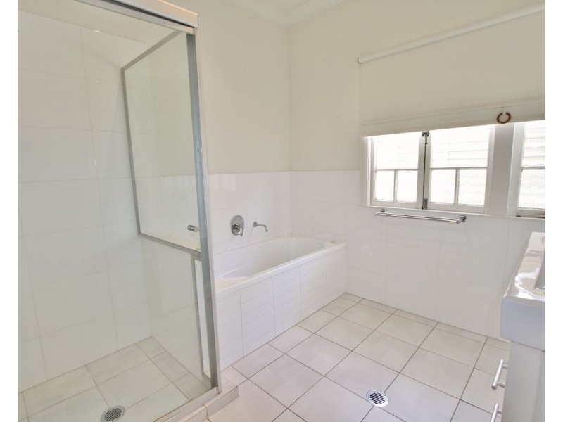 129 Graceville Avenue, Graceville QLD 4075