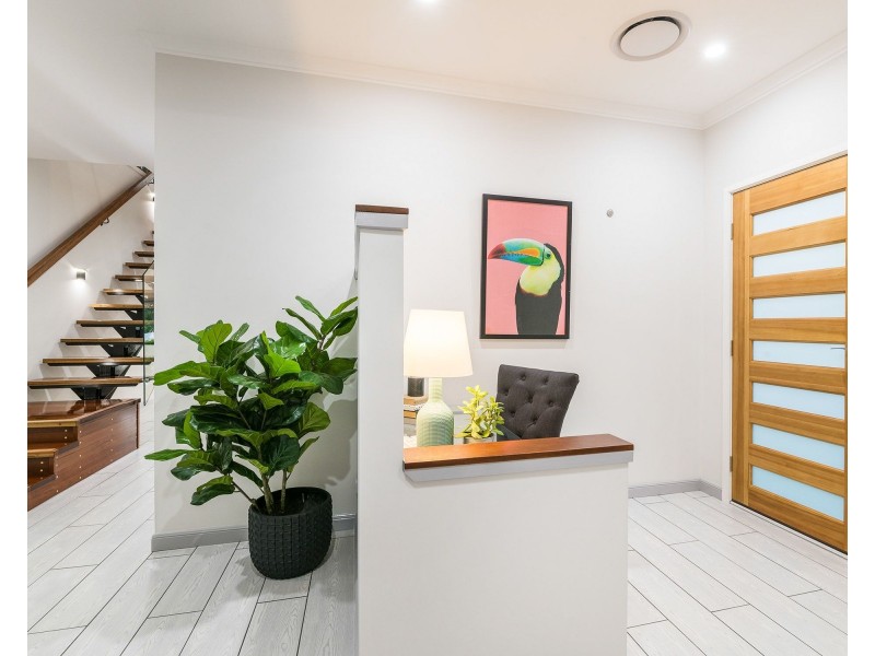 25 Oatland Crescent, Holland Park West QLD 4121