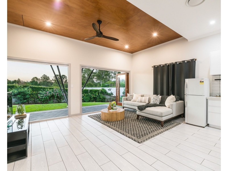 25 Oatland Crescent, Holland Park West QLD 4121