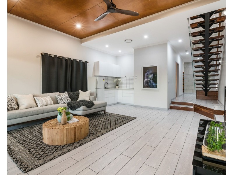 25 Oatland Crescent, Holland Park West QLD 4121