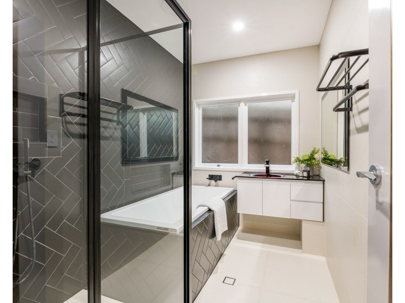 25 Oatland Crescent, Holland Park West QLD 4121