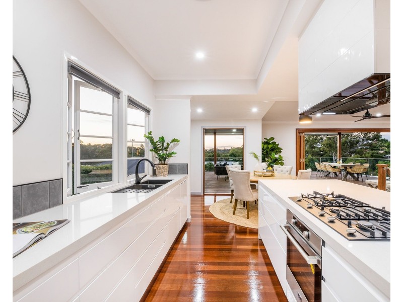 25 Oatland Crescent, Holland Park West QLD 4121