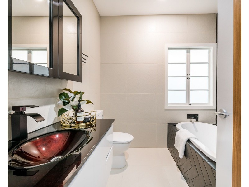 25 Oatland Crescent, Holland Park West QLD 4121