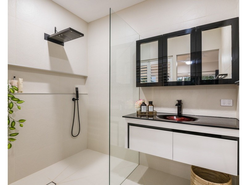 25 Oatland Crescent, Holland Park West QLD 4121