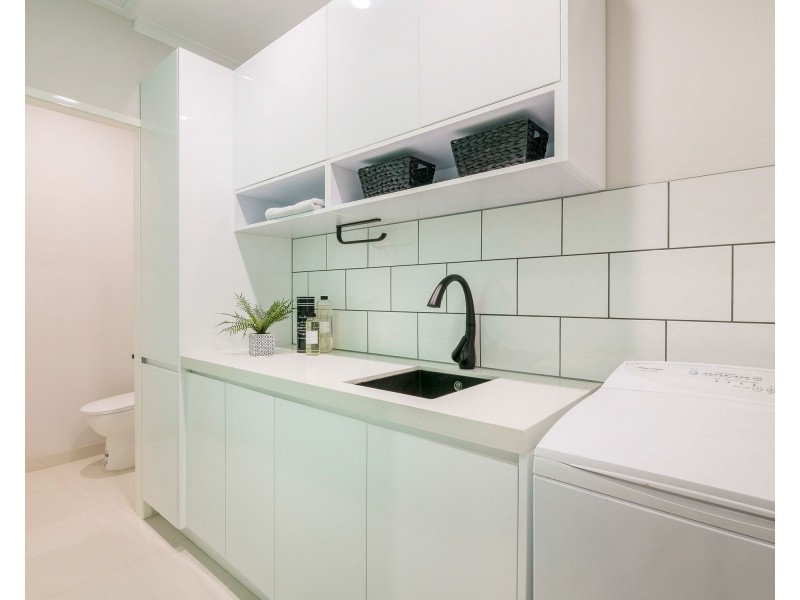 25 Oatland Crescent, Holland Park West QLD 4121