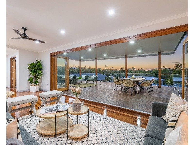 25 Oatland Crescent, Holland Park West QLD 4121