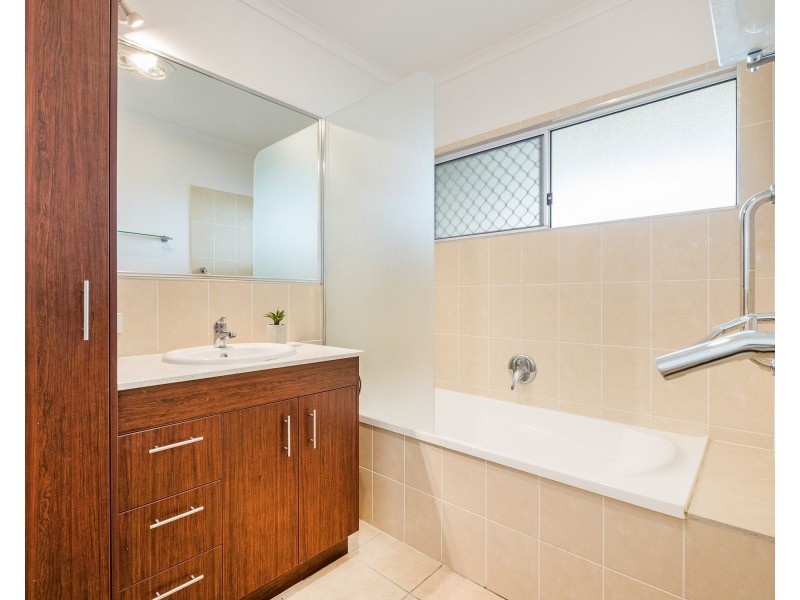 15 Carnelian Street, Holland Park QLD 4121
