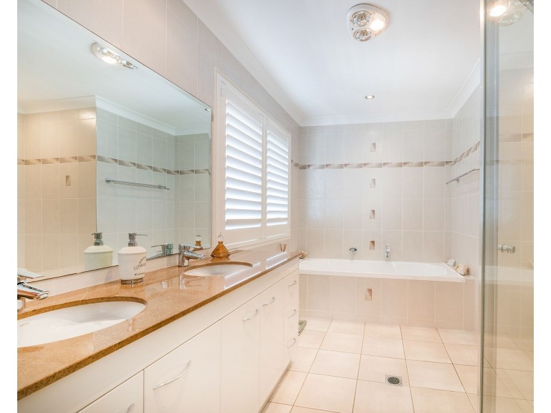 8 Piccadilly Place, Carindale QLD 4152