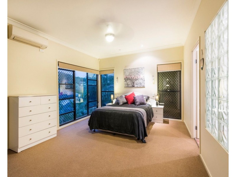 12 Arncliffe Street, Carindale QLD 4152