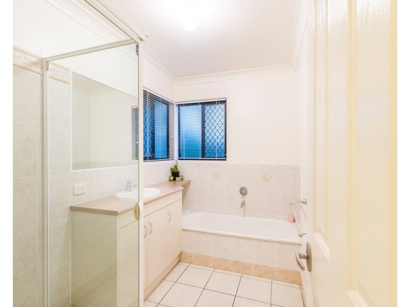 12 Arncliffe Street, Carindale QLD 4152