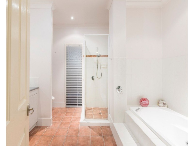 12 Arncliffe Street, Carindale QLD 4152