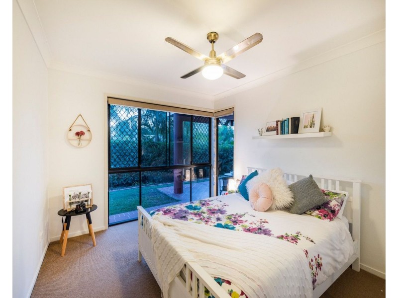 12 Arncliffe Street, Carindale QLD 4152