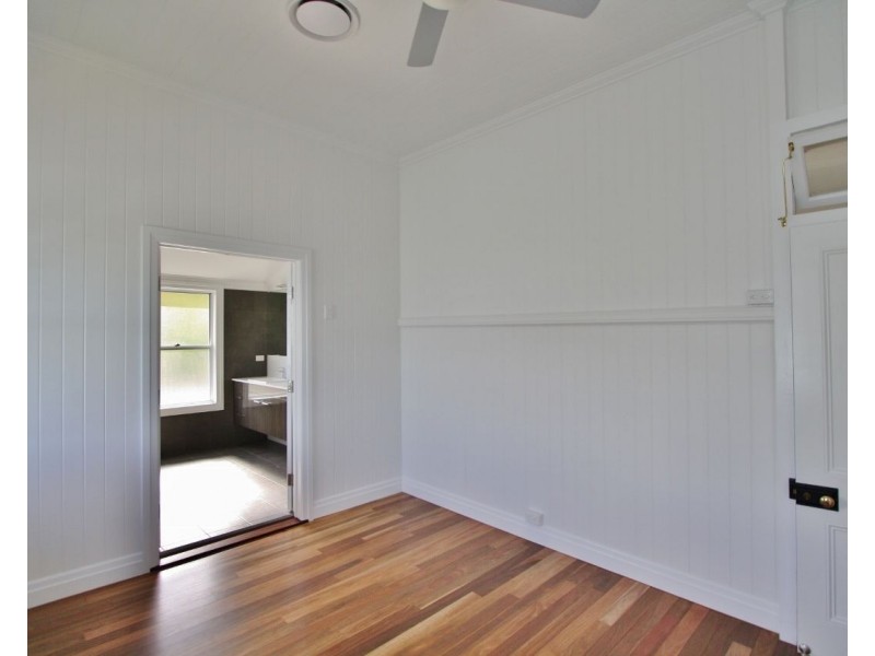 111 Victor Street, Holland Park QLD 4121