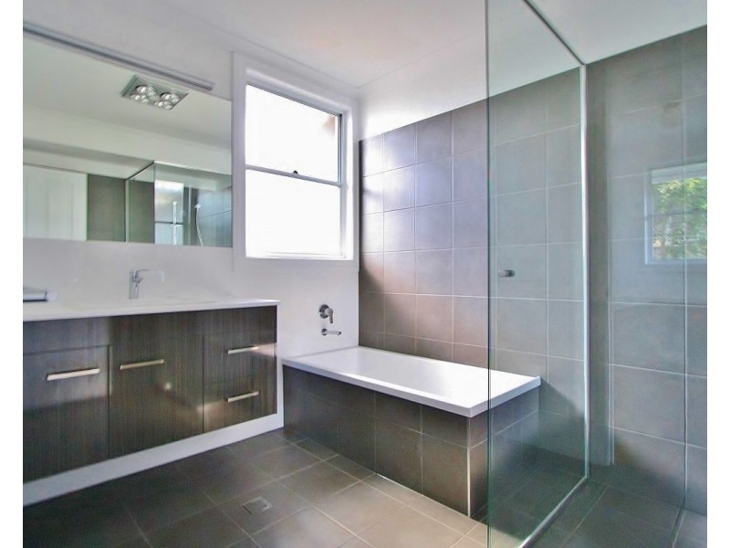 111 Victor Street, Holland Park QLD 4121