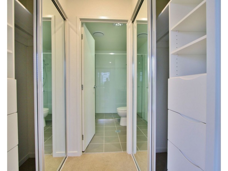 4/908 Logan Road, Holland Park West QLD 4121