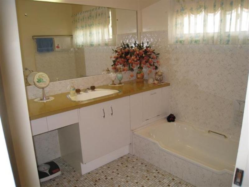 2 Kneale Street, Holland Park West QLD 4121