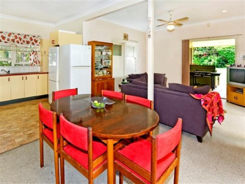 104 Holland Road, Holland Park QLD 4121