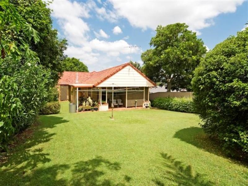 104 Holland Road, Holland Park QLD 4121