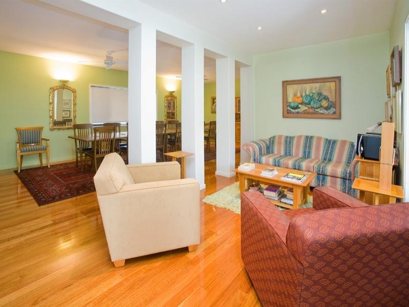 8 Lacon Street, Holland Park West QLD 4121