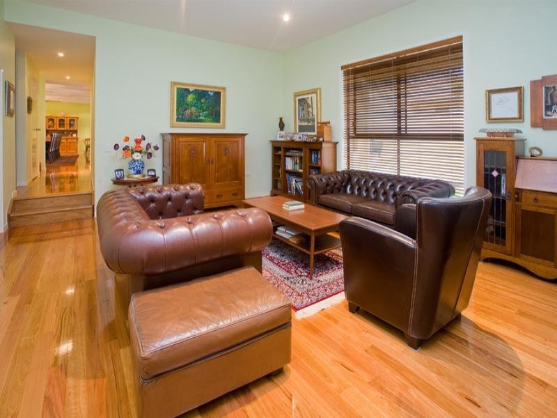 8 Lacon Street, Holland Park West QLD 4121