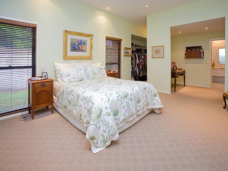 8 Lacon Street, Holland Park West QLD 4121