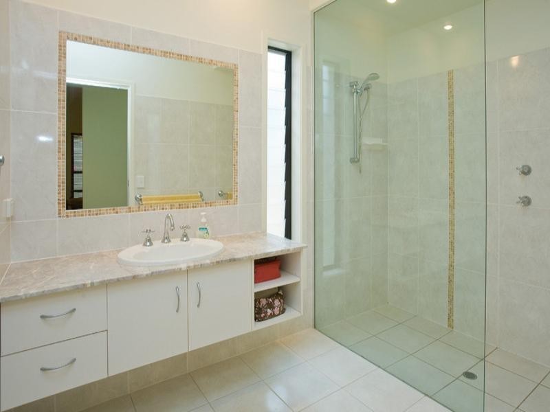 8 Lacon Street, Holland Park West QLD 4121