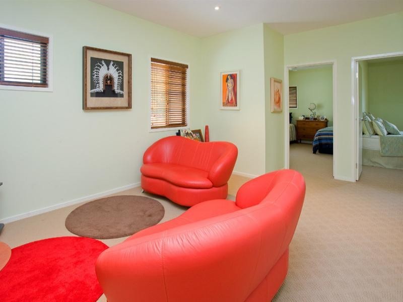 8 Lacon Street, Holland Park West QLD 4121