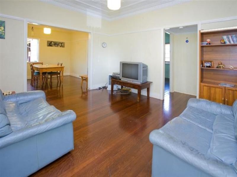 17 Love Street, Holland Park QLD 4121